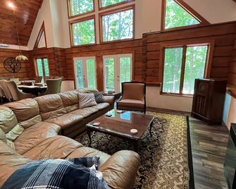 Magnificent and private forested retreat at the Highland House! - Algonquin Highlands - Living room