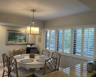 Two Bedroom Condo with Bonus Room, Water Views and Private Dock - Key Largo - Dining room