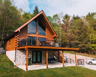 Log Cabin on 95-acres with 2 private lakes - New Philadelphia - Building