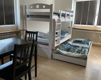 هوستل إيربورت أوبرجلات - ديلسدورف - غرفة طعام