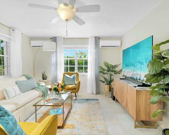 Relaxing Island Retreat Steps to Grace Bay Beach - Providenciales - Living room