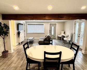Newly updated cottage located walking distance to Downtown Ft. Myers - Fort Myers - Salle à manger