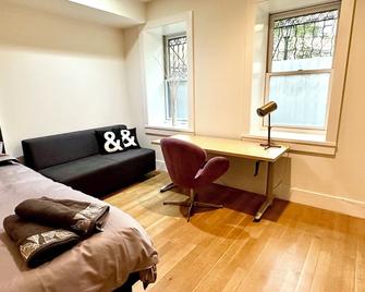 Spacious 1 bedroom with Garden - Brooklyn - Living room