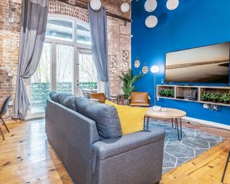 100 Year-Old Historic Brick 2br Loft & Large Patio & Hammocks & High Ceiling - Durham - Living room
