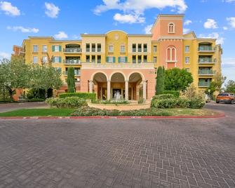 Angled Lake & Village View Retreat, Lake Las Vegas - Henderson - Building