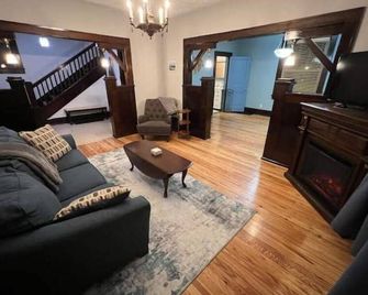 Off-street parking, family and pet friendly, fenced in yard, WiFi, self check-in - Somerset - Вітальня