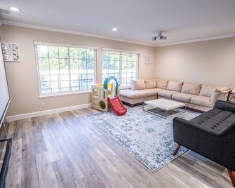 Family & Children Friendly House w Pool and Security Gate - Central to OC & LA - Fullerton - Living room