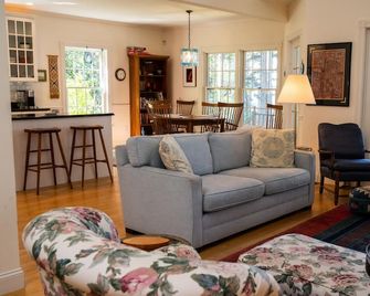 Rudman's Retreat. Deep waterfront 2 Bedroom home with spectacular sunset views. - Bailey Island - Soggiorno