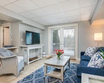 Beautiful Private Oasis - On The River's Edge - Kennebunk - Living room