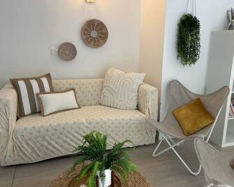 Mermaid Beach Pet-Friendly Cottage - walk to the beach, cafes, and woollies. - Mermaid Waters - Sufragerie