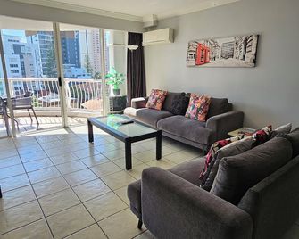 Broadbeach Holiday Apartments - Broadbeach - Living room
