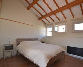 Quiet village house with swimming pool, whirlpool and sauna, 5 minutes from the center! - Saint-Didier - Bedroom