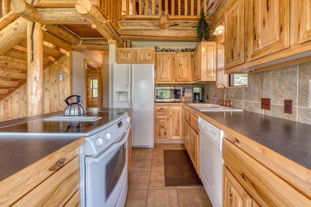 Authentic Quaint Log Cabin on 2400 Private Acres w/ Stellar Views & Hot Tub - Hamilton - Küche