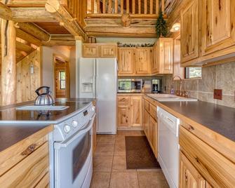 Authentic Quaint Log Cabin on 2400 Private Acres w/ Stellar Views & Hot Tub - Hamilton - Кухня