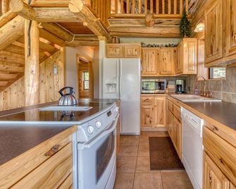 Authentic Quaint Log Cabin on 2400 Private Acres w/ Stellar Views & Hot Tub - Hamilton - Küche