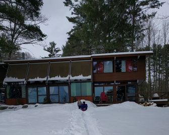 Lakefront spacious contemporary. Large families welcome. Ski GORE nearby! - Chestertown - Building