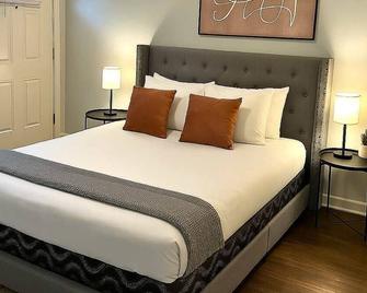 Sunny 1BR Apartment in the Surburbs - Arlington Heights - Bedroom