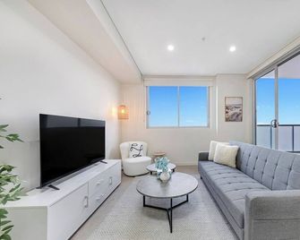 KozyGuru | Merrylands | Balcony Chic with Parking - Merrylands