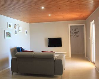 Holiday House 20 Minutes From The Beach With Pool - Vila Nova de Famalicão - Living room