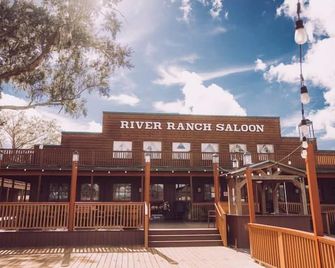 Spacious River Ranch Private Cottage With Private Porch! 401 - River Ranch - Building