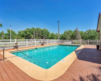 Wingate by Wyndham Leesburg Florida - Leesburg - Piscina