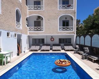 Ground floor Double Room 30 meters from Perissa Beach - Exo Gialos - Basen