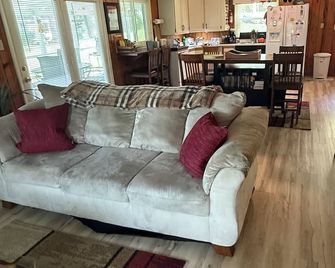 Ahhh, Relax in this Furnished, Clean and Quiet Lake House. Great 5 star reviews. - Muscle Shoals - Sala de estar