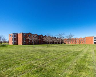 Residence & Conference Centre - Welland - Welland - Building