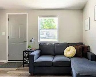 Cozy, Newly Updated 2 Bedroom - Statesville - Obývací pokoj