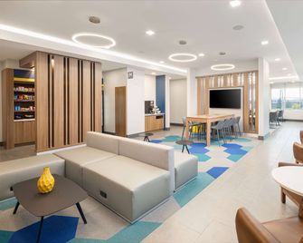 Microtel Inn & Suites by Wyndham Macedon - Macedon - Lounge