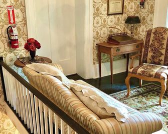 Room 1 Belmont Inn King on 1st floor In room private bathroom Shelbyville, TN - Shelbyville - Wohnzimmer