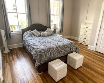 Private Downtown Charles Town Condo w/ Laundry Above Abolitionist Ale Works #202 - Charles Town - Bedroom