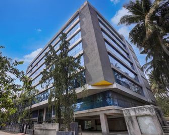 Collection O Asalpha Metro Station - Mumbai - Building