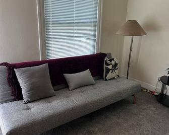 Charming 1-bedroom cottage in Oakland with WiFi, AC - Oakland - Living room