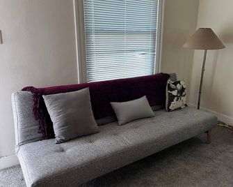 Charming 1-bedroom cottage in Oakland with WiFi, AC - Oakland - Salon