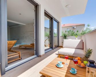 Villa Maiorum with indoor heated pool - Povljana - Varanda