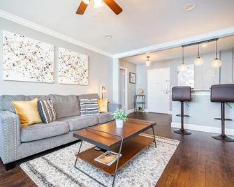 Atlanta Downtown! King Bed! Paid Onsite Parking! Lm2102 - Atlanta - Living room