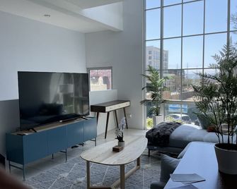 Entire 2BR Loft in Little Italy all within walking - San Diego - Living room