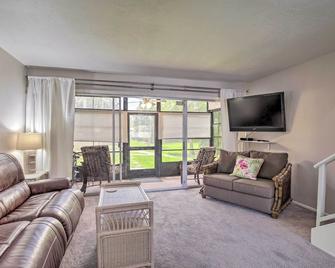 Condo with Pool Access Less Than 4 Miles to Siesta Key Beach - Sarasota - Sala de estar