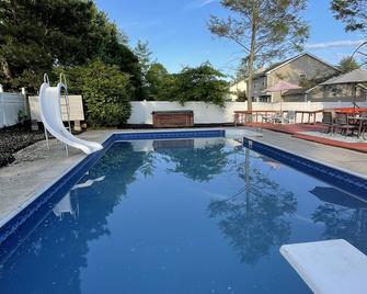 Spacious 4 Br 2 Ba Home W/ Pool - Coram - Pool