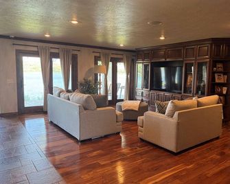 Gorgeous 6-bedroom, 5 bath house with magnificent view of the river in Ft Pierre - Fort Pierre - Wohnzimmer