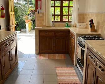 Cavern Apartments - Baie Sainte Anne - Kitchen