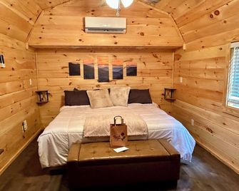 Sweet Delight: Tiny Cabin by the Great Smoky Mountains - Cosby - Bedroom