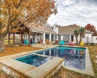 Beautiful Farmhouse w/ pool on 6 acres ranch - Aubrey - Pool