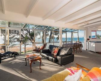 Golden Sand Beachfront Accommodation - Mangonui - Obývací pokoj