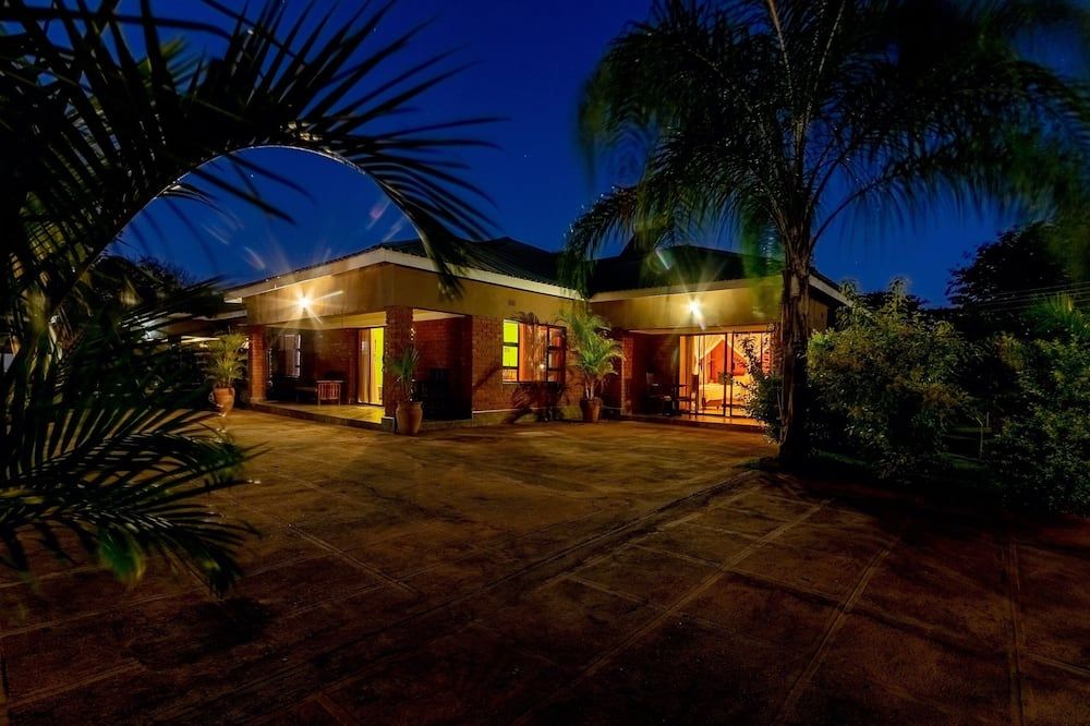 Dzimbahwe Guest Lodge - Victoria Falls
