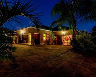 Dzimbahwe Guest Lodge - Victoria Falls