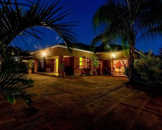 Dzimbahwe Guest Lodge - Victoria Falls