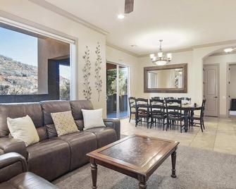 Sierra Sky Patio w/ Fireplace - Hurricane - Wohnzimmer