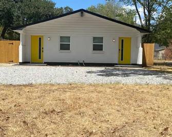 Cheerful 1 bedroom home! Family and work friendly! - Arlington - Building